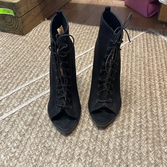 Burberry Heels - Picture 1 of 7